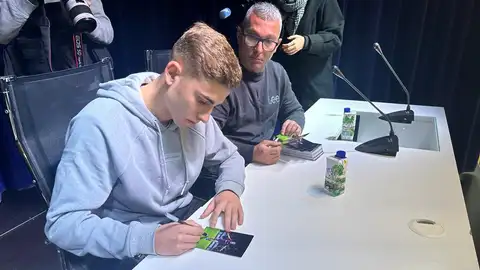 El jugador del Barcelona, Fermín López, firmando autógrafos durante el encuentro organizado por Tinto Noticias en la fundación Cajasol de Huelva El jugador del Barcelona, Fermín López, firmando autógrafos durante el encuentro organizado por Tinto Noticias en la fundación Cajasol de Huelva
