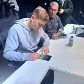 El jugador del Barcelona, Fermín López, firmando autógrafos durante el encuentro organizado por Tinto Noticias en la fundación Cajasol de Huelva