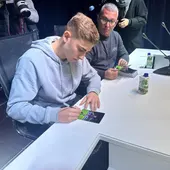 El jugador del Barcelona, Fermín López, firmando autógrafos durante el encuentro organizado por Tinto Noticias en la fundación Cajasol de Huelva El jugador del Barcelona, Fermín López, firmando autógrafos durante el encuentro organizado por Tinto Noticias en la fundación Cajasol de Huelva