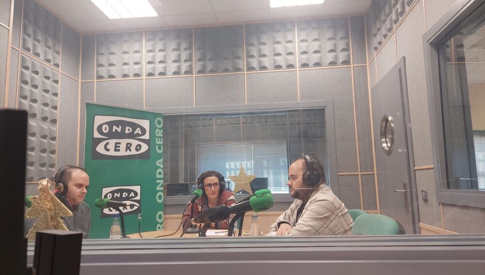 Jesús (izq) y Mario, junto a su madre, este martes martes en directo en Onda Cero Cuenca