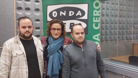 Mario y Jes&uacute;s Prieto, junto a su madre, en los estudios de Onda Cero