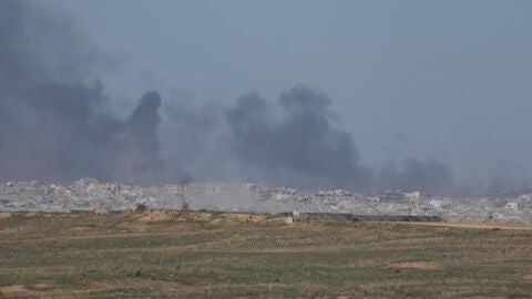El humo se eleva tras un ataque israel&iacute; contra la ciudad de Gaza.