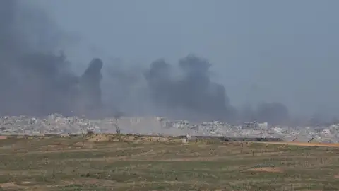 El humo se eleva tras un ataque israelí contra la ciudad de Gaza. El humo se eleva tras un ataque israelí contra la ciudad de Gaza.