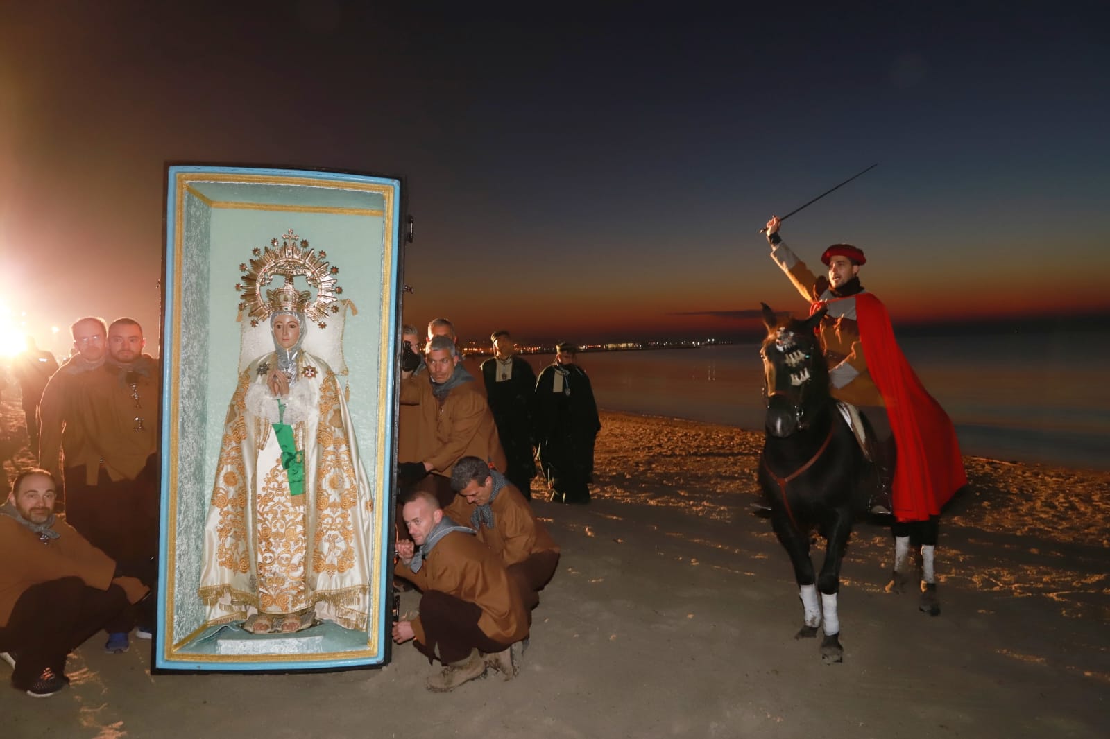Más de 5.000 ilicitanos asisten a la llegada del arca con la imagen de la Virgen de la Asunción a la playa del Tamarit Más de 5.000 ilicitanos asisten a la llegada del arca con la imagen de la Virgen de la Asunción a la playa del Tamarit