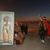Más de 5.000 ilicitanos asisten a la llegada del arca con la imagen de la Virgen de la Asunción a la playa del Tamarit
