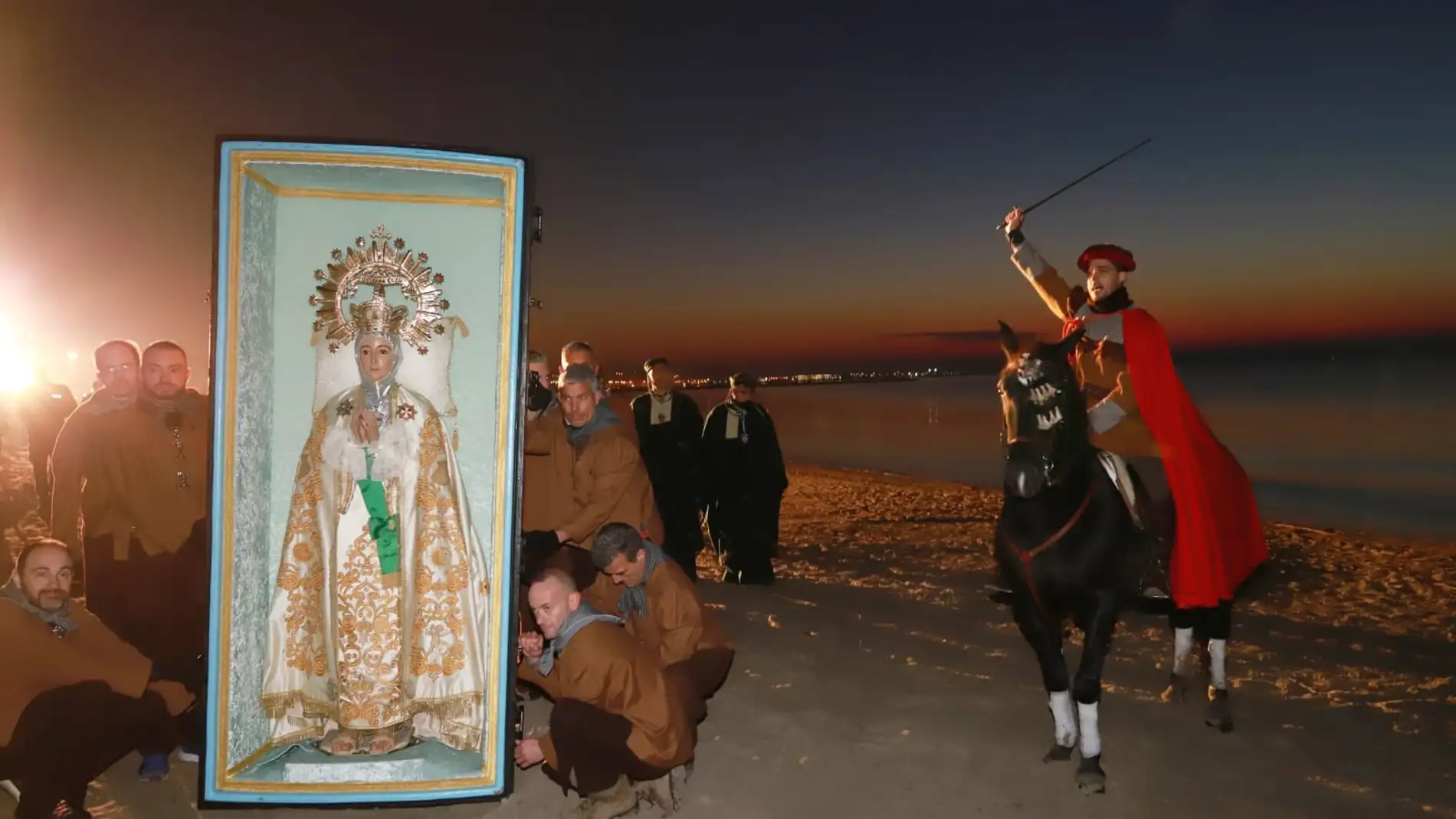 Más de 5.000 ilicitanos asisten a la llegada del arca con la imagen de la Virgen de la Asunción a la playa del Tamarit