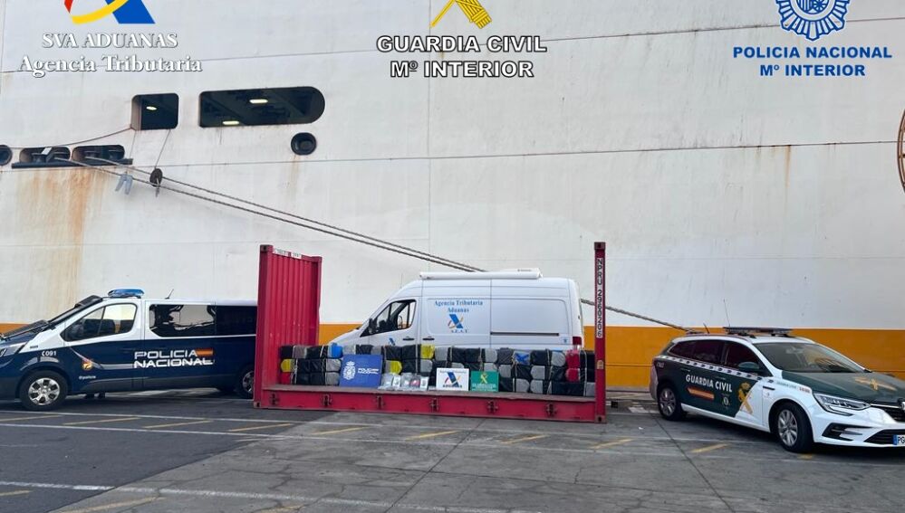 Imagen de los fardos que se encontraban en el tanque de lastre con un peso de 2.000 kilos. Se trata de cocaína en un buque atracado en Tenerife