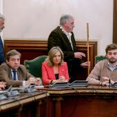 El diputado de EH Bildu, Joseba Asiron pasa con el bastón de mando junto a su predecesora en el cargo, Cristina Ibarrola tras proclamarse alcalde de Pamplona