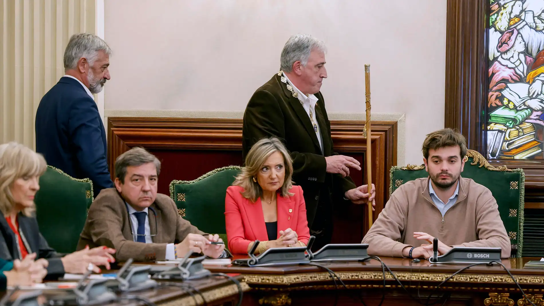 El diputado de EH Bildu, Joseba Asiron pasa con el bastón de mando junto a su predecesora en el cargo, Cristina Ibarrola tras proclamarse alcalde de Pamplona