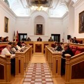 El pleno de Toledo aprueba las cuentas para 2024 con los votos a favor de PP y Vox y el rechazo de PSOE e IU
