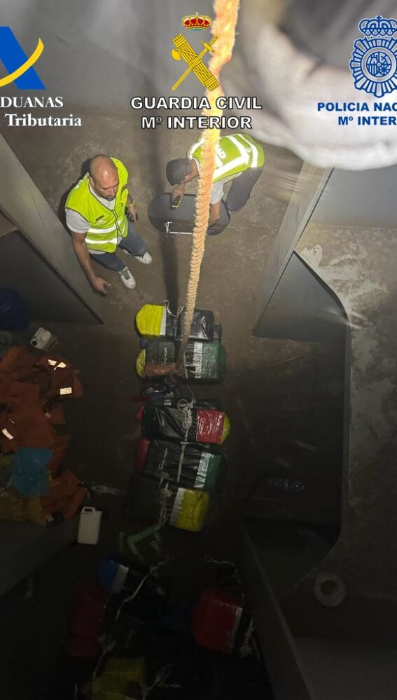 Sacar los 2.000 kilos de cocaína de este buque atracado en el puerto de S.C. de Tenerife ha llevado más de 15 horas