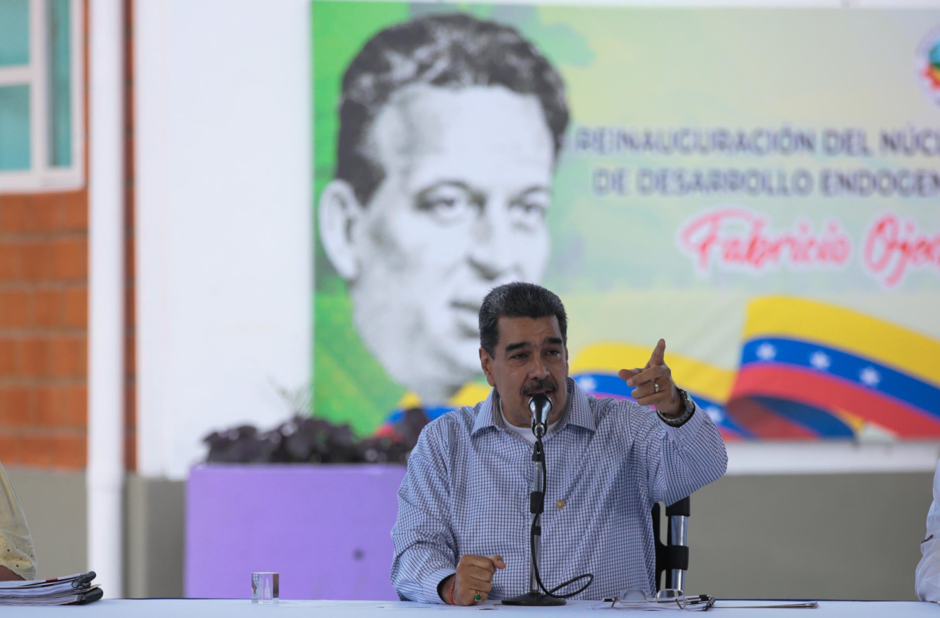 Nicolás Maduro ordena una "acción defensiva" ante la llegada a las costas de Guyana de un buque británico Nicolás Maduro ordena una "acción defensiva" ante la llegada a las costas de Guyana de un buque británico