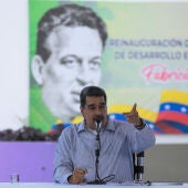 Fotografía cedida por la oficina de Prensa del Palacio de Miraflores que muestra al presidente de Venezuela, Nicolás Maduro, mientras habla durante un acto de Gobierno en Caracas (Venezuela)