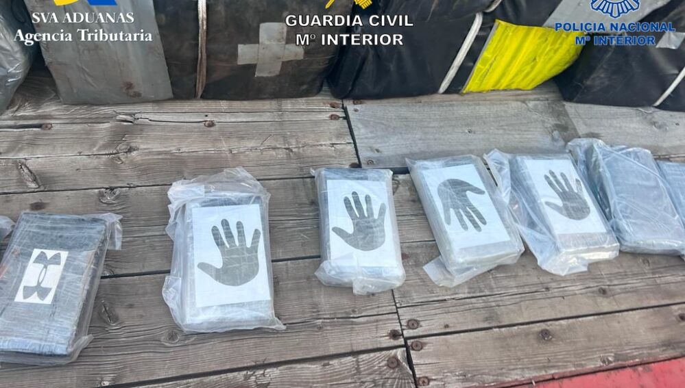 Detalle de las marcas de los fardos que se han encontrado en este mercante atracado en el puerto de Santa Cruz de Tenerife