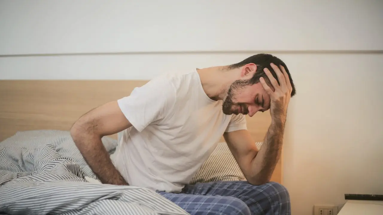 Persona con dolor de cabeza