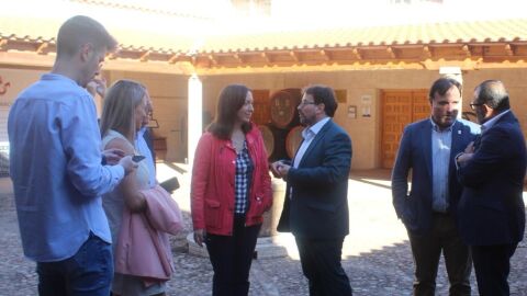 Rosa Melchor, junto al director provincial de Onda Cero