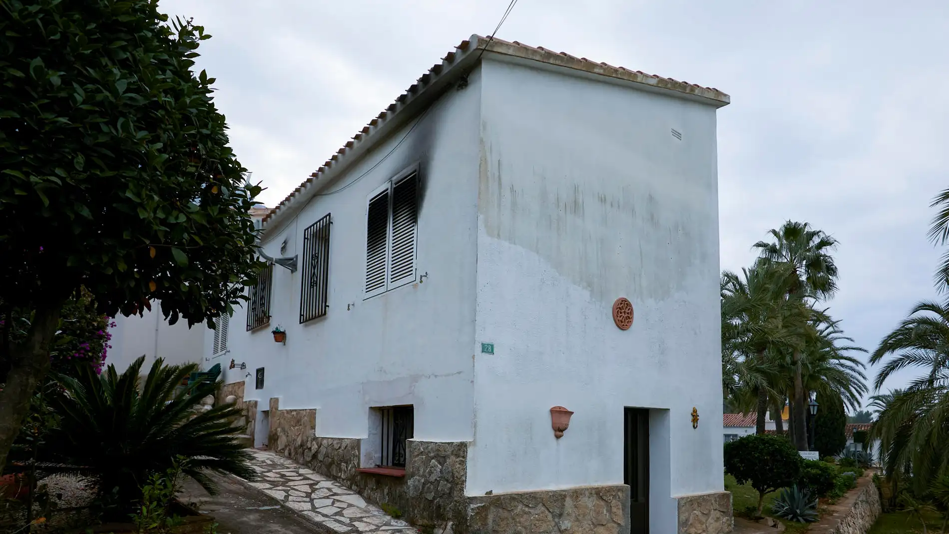 Vista general de la vivienda donde dos personas han sido halladas muertas este viernes en Dénia (Alicante)