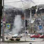 Vista general de los daños en el lugar de un ataque nocturno con cohetes contra un centro comercial en Dnipro, región de Dnipropetrovsk,al sureste de Ucrania