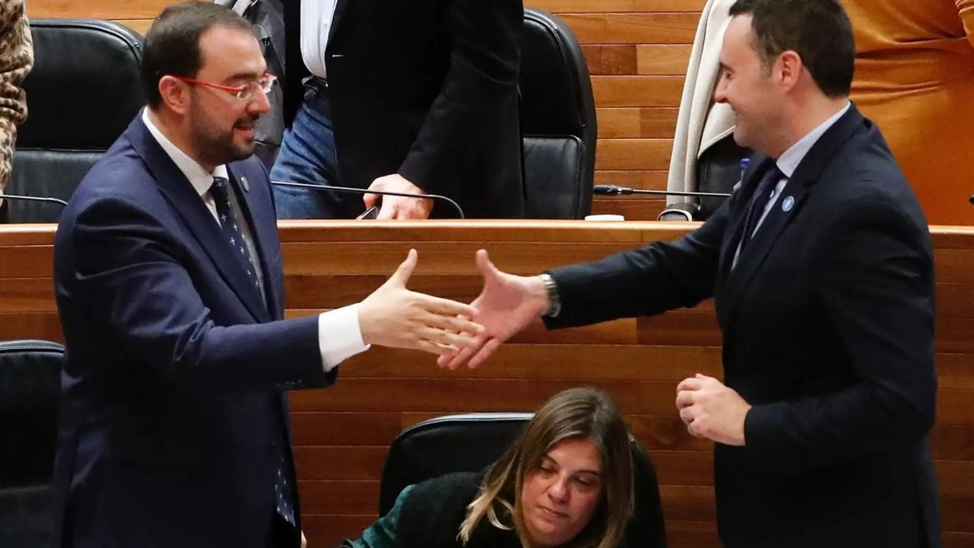 Adrián Barbón y Guillermo Peláez durante la aprobación de los presupuestos.