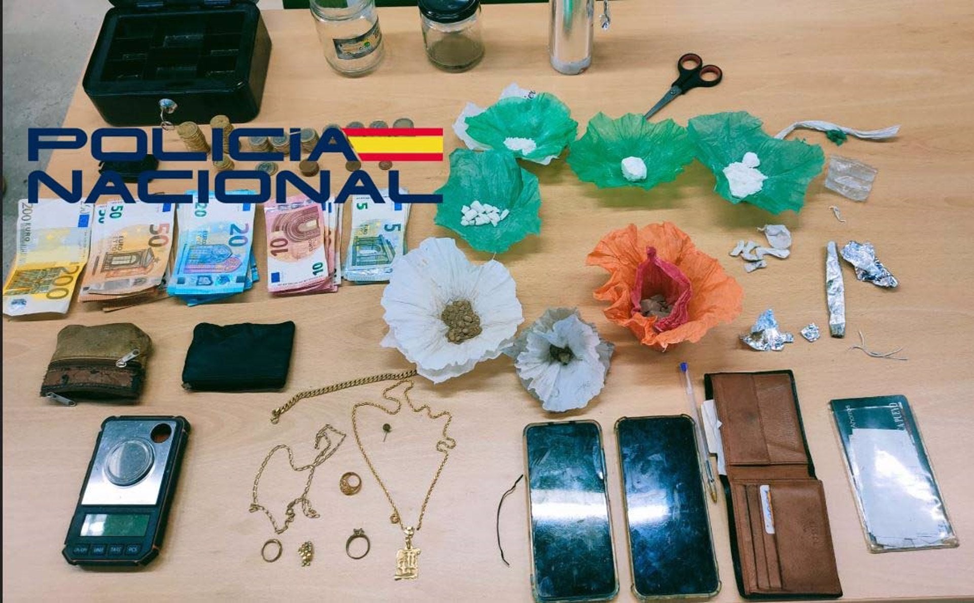 Dos detenidos tras desmantelar en Don Benito y Villanueva dos puntos de venta de droga a través del método 'telecoca' Dos detenidos tras desmantelar en Don Benito y Villanueva dos puntos de venta de droga a través del método 'telecoca'