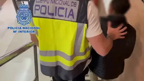 La policía conduce al detenido La policía conduce al detenido