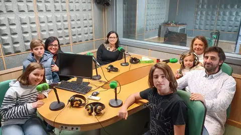 Virginia Infante e Isabel Rosso, con sus respectivas familias en los estudios de Onda Cero. Virginia Infante e Isabel Rosso, con sus respectivas familias en los estudios de Onda Cero.