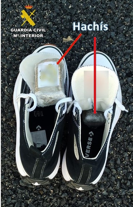 Detenido por transportar en las suelas de las zapatillas de deporte 198 gramos de hachís Detenido por transportar en las suelas de las zapatillas de deporte 198 gramos de hachís