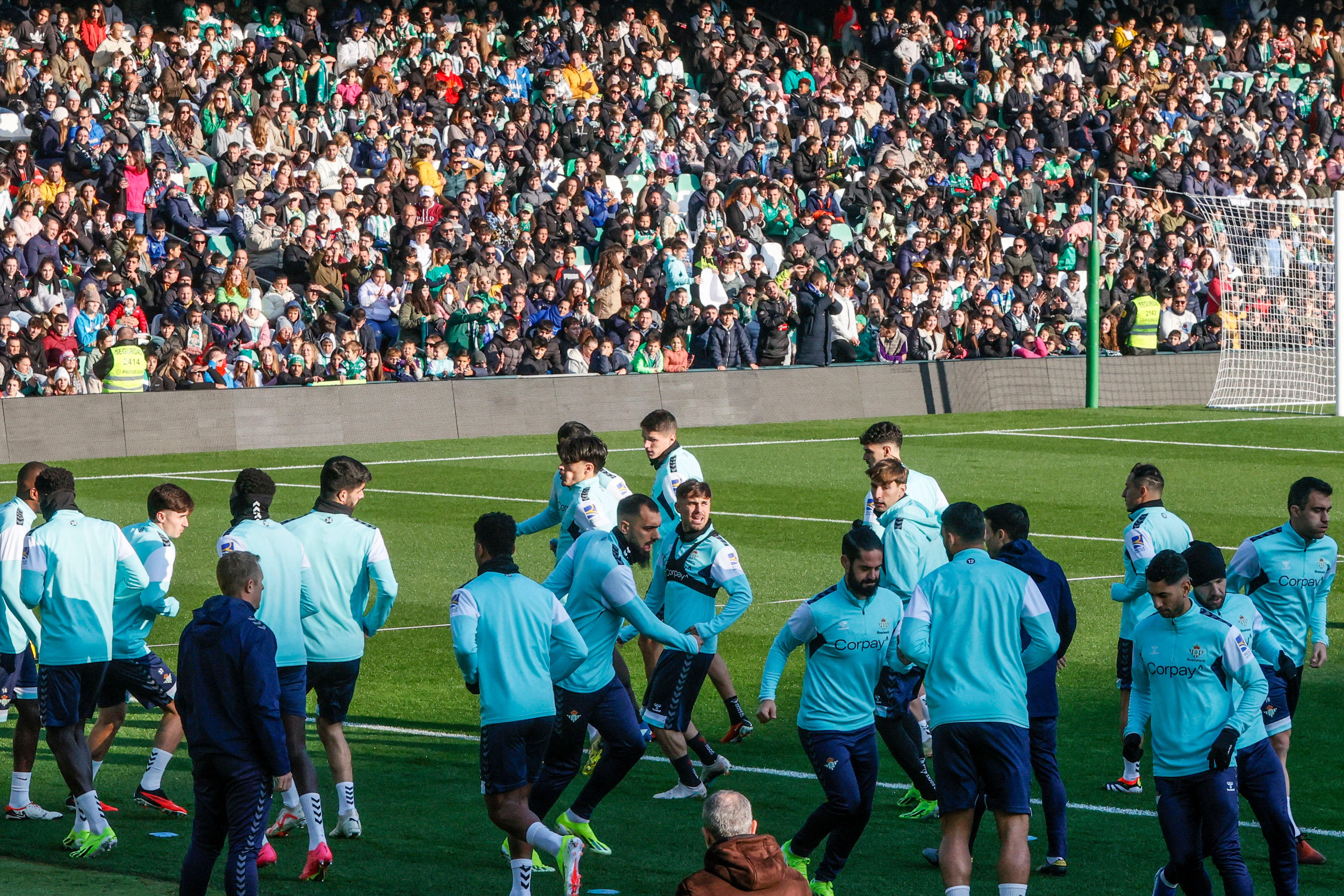 14.000 seguidores asisten al entrenamiento a puerta abierta del Betis 14.000 seguidores asisten al entrenamiento a puerta abierta del Betis