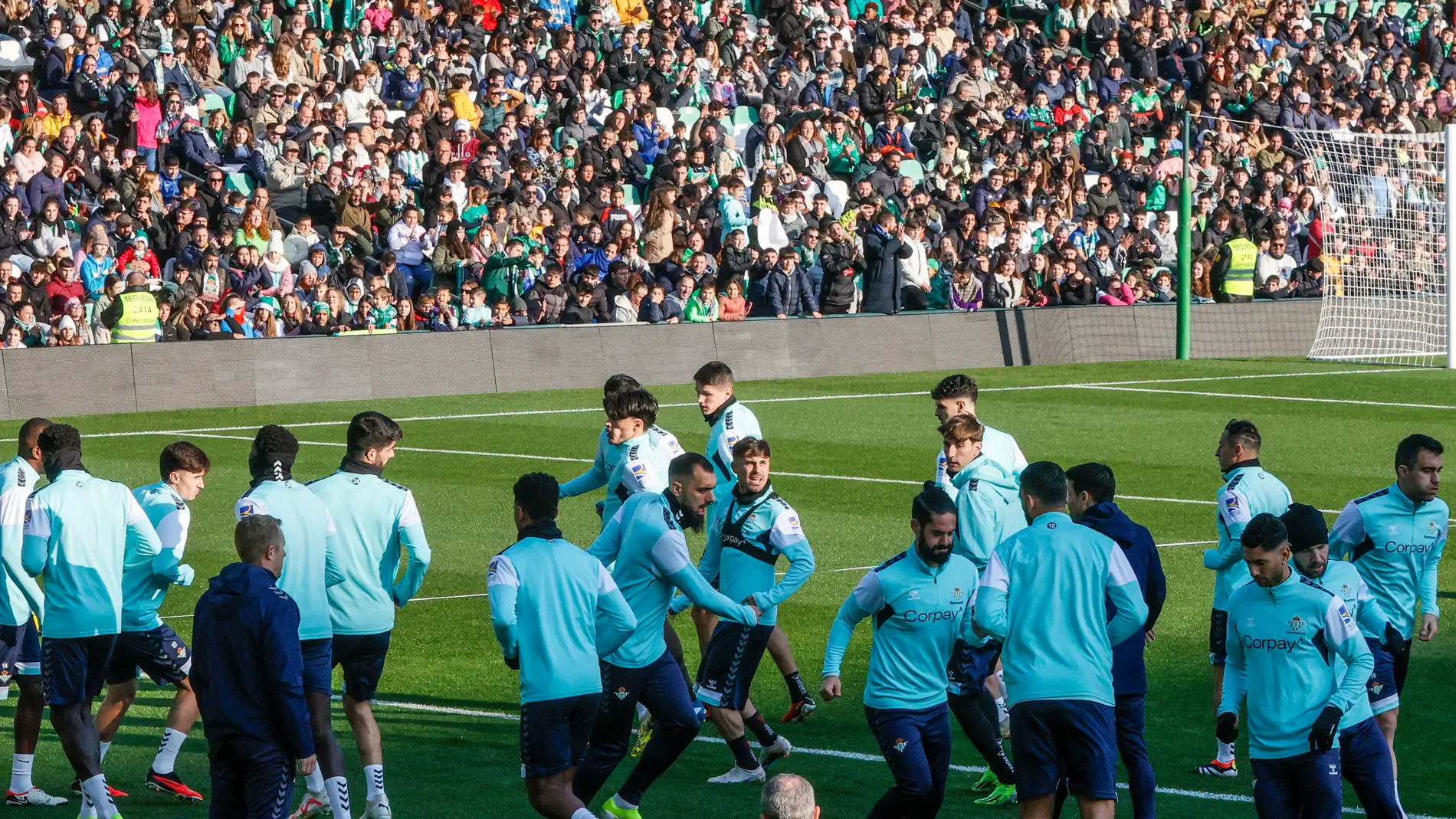 Los jugadores del Real Betis durante el entrenamiento a puertas abiertas celebrado en el Estadio Benito Villamarín.