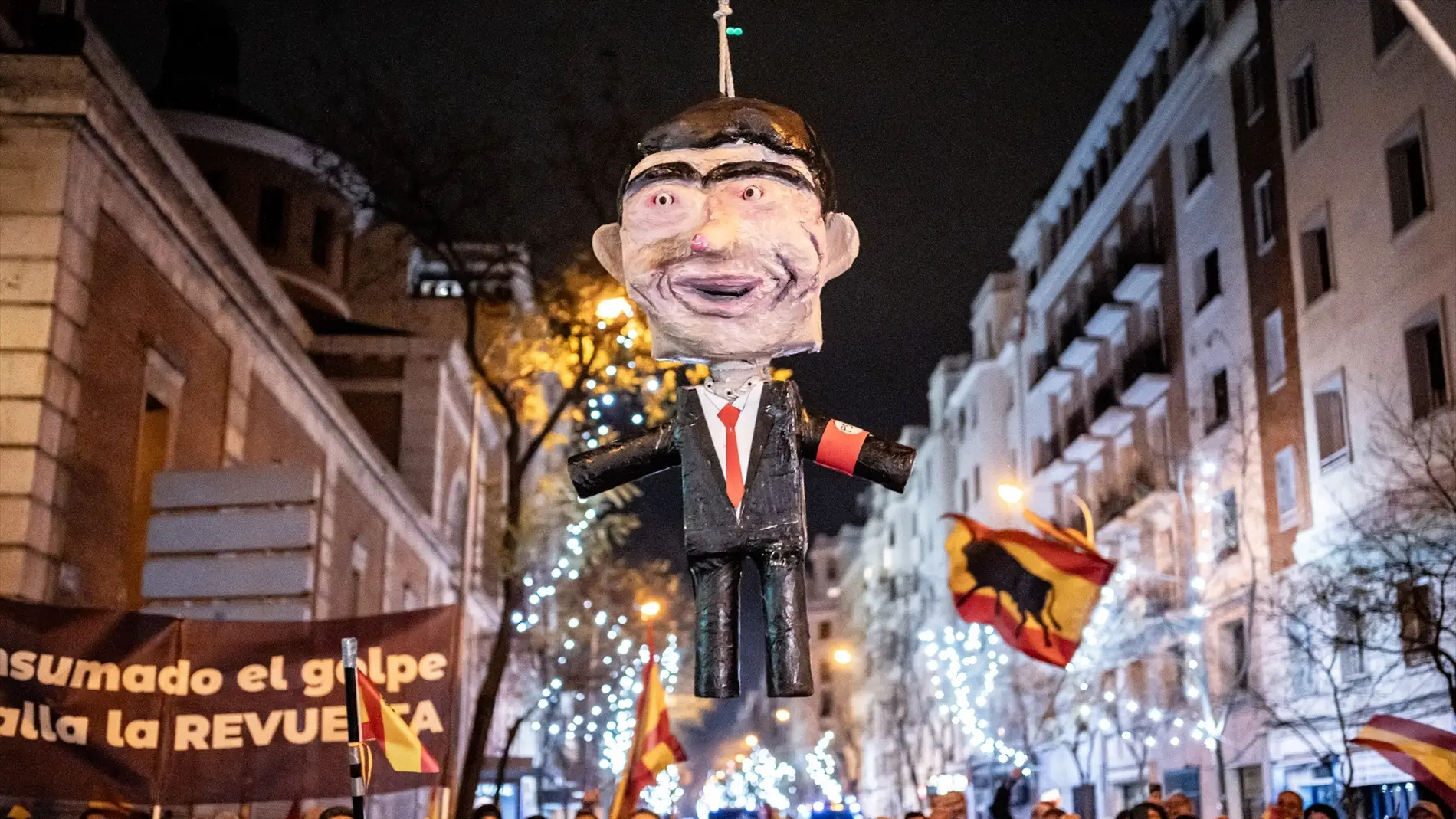 Muñeco ahorcado de Pedro Sánchez en la concentración de Nochevieja en Ferraz