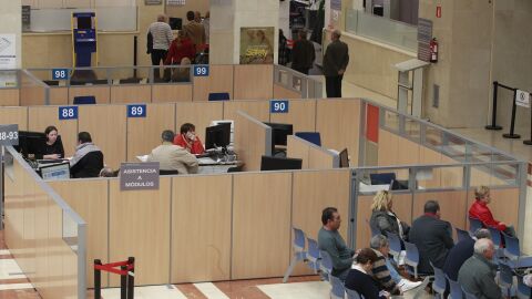 Imagen de archivo de unos funcionarios trabajando durante la campa&ntilde;a de la renta