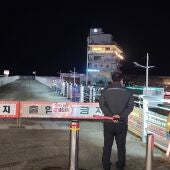 Bomberos patrullan el puerto de Gangneung ante los pequeños tsunamis causados por un gran terremoto frente a la costa occidental de Japón, en Gangneung, Corea del Sur.