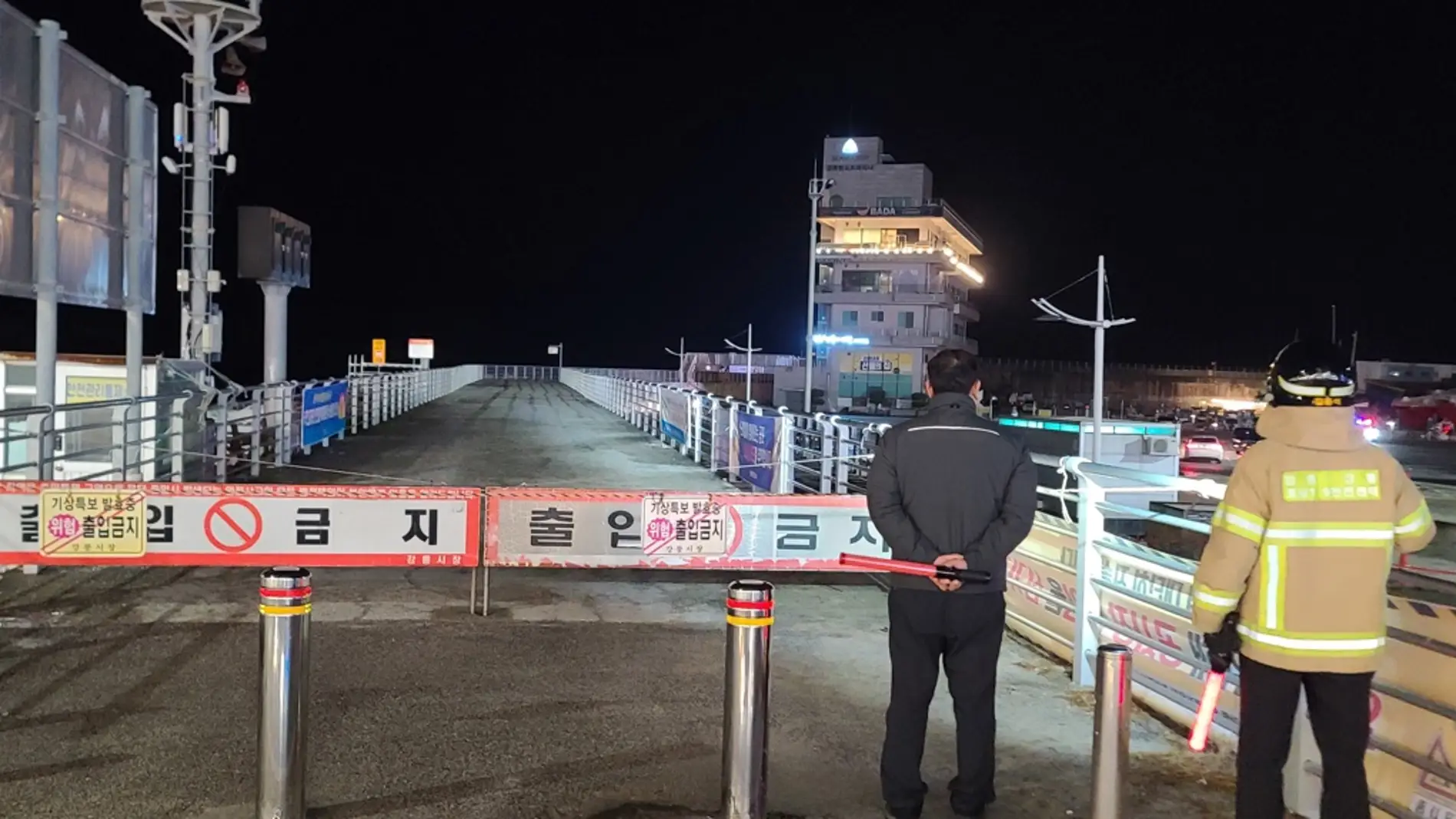 Bomberos patrullan el puerto de Gangneung ante los pequeños tsunamis causados por un gran terremoto frente a la costa occidental de Japón, en Gangneung, Corea del Sur.