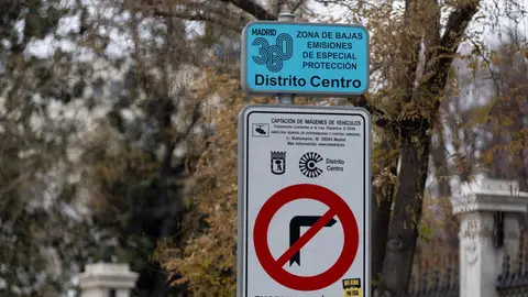 Una señalización de Zona de Bajas Emisiones de especial protección en el Distrito Centro, a 2 de enero de 2024, en Madrid (España) Una señalización de Zona de Bajas Emisiones de especial protección en el Distrito Centro, a 2 de enero de 2024, en Madrid (España)