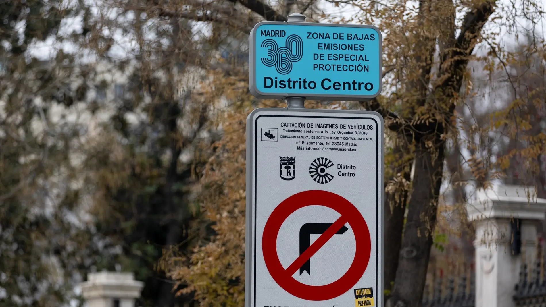 Una señalización de Zona de Bajas Emisiones de especial protección en el Distrito Centro, a 2 de enero de 2024, en Madrid (España)
