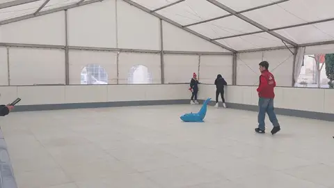 Abierta la pista de patinaje en la Plaza de la Inmaculada de Palencia .