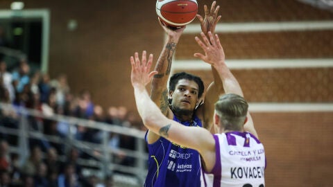 Una jugada del partido Alimerka OCB-Valladolid