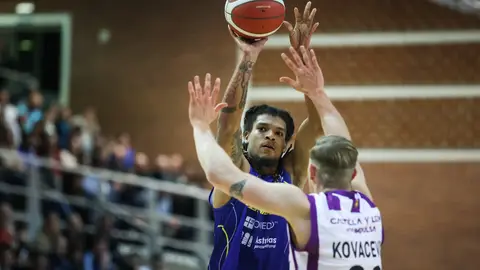 Una jugada del partido Alimerka OCB-Valladolid Una jugada del partido Alimerka OCB-Valladolid