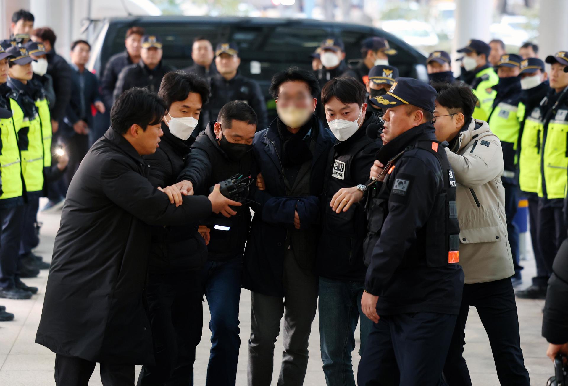 Apuñalan en el cuello al líder de la oposición de Corea del Sur Apuñalan en el cuello al líder de la oposición de Corea del Sur