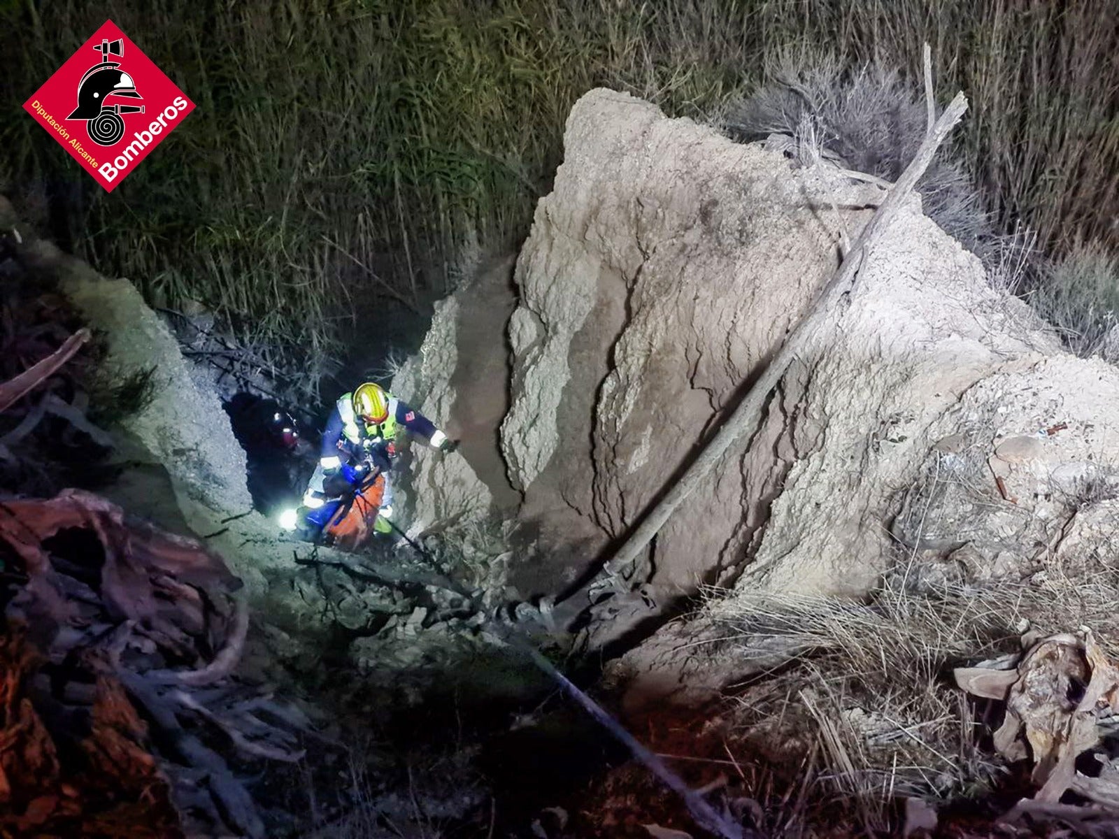 Los Bomberos rescatan a un hombre caído en un barranco del río Amadorio de la Vila Joiosa Los Bomberos rescatan a un hombre caído en un barranco del río Amadorio de la Vila Joiosa