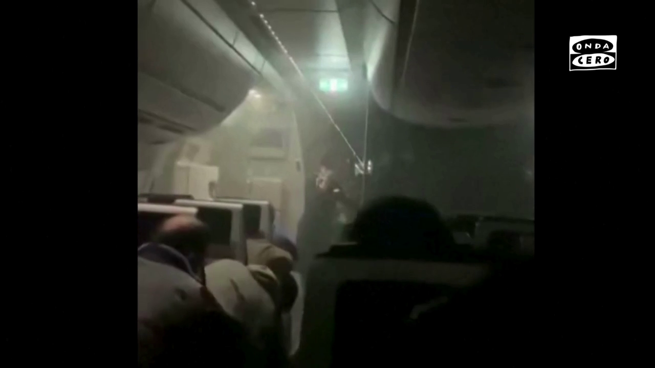 Así ha sido el momento del aterrizaje en llamas y la angustiosa evacuación en el aeropuerto de Tokio Así ha sido el momento del aterrizaje en llamas y la angustiosa evacuación en el aeropuerto de Tokio
