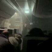 Un vídeo muestra la angustiosa evacuación de los pasajeros del avión de Japan Airlines en llamas