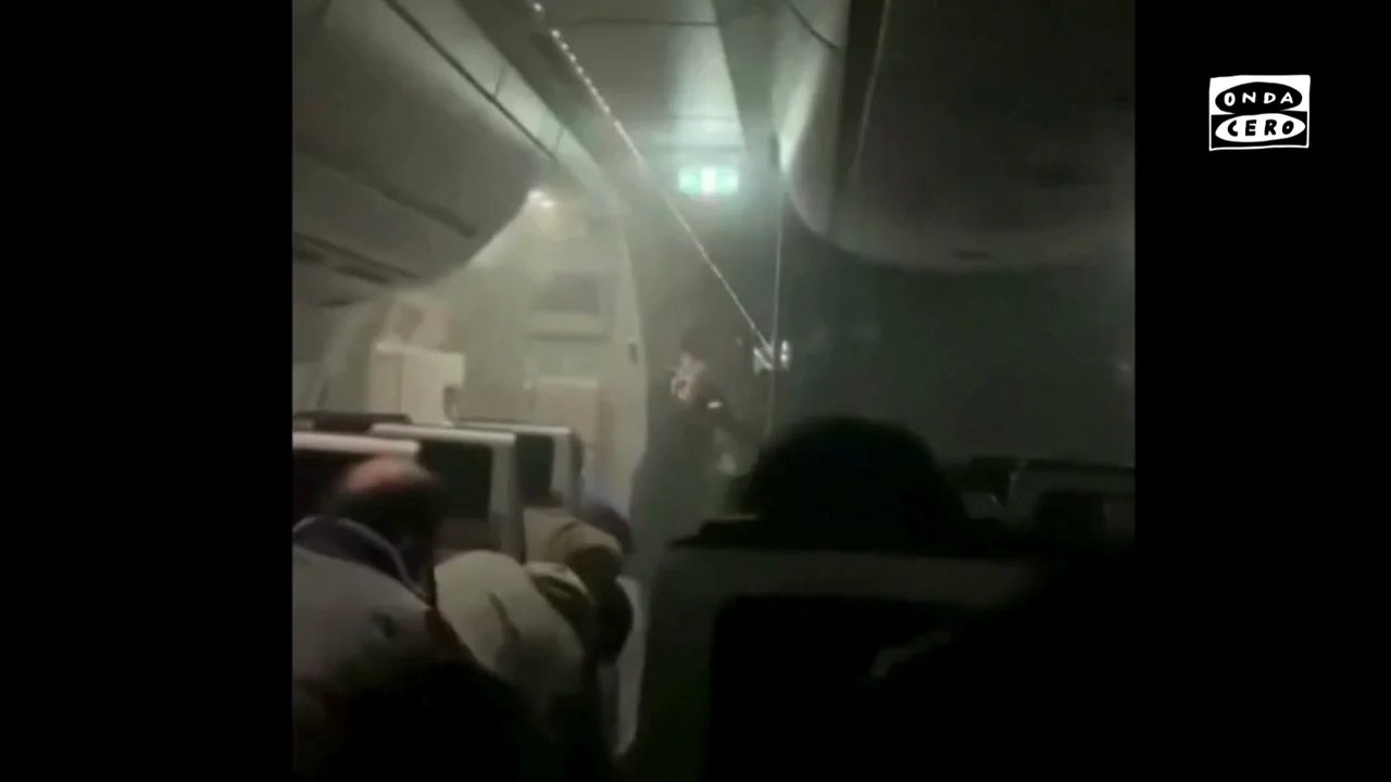 Un vídeo muestra la angustiosa evacuación de los pasajeros del avión de Japan Airlines en llamas Un vídeo muestra la angustiosa evacuación de los pasajeros del avión de Japan Airlines en llamas