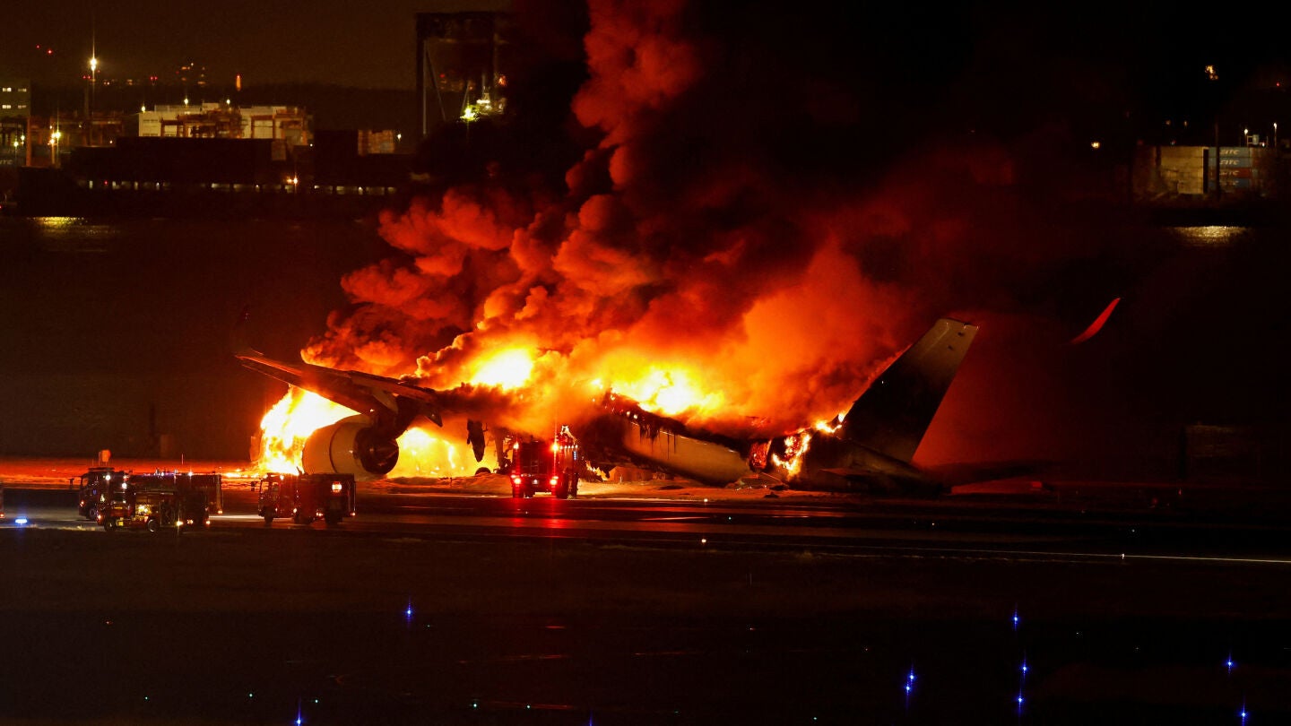 Un avi&oacute;n de incendia en el aeropuerto de Tokio, Jap&oacute;n