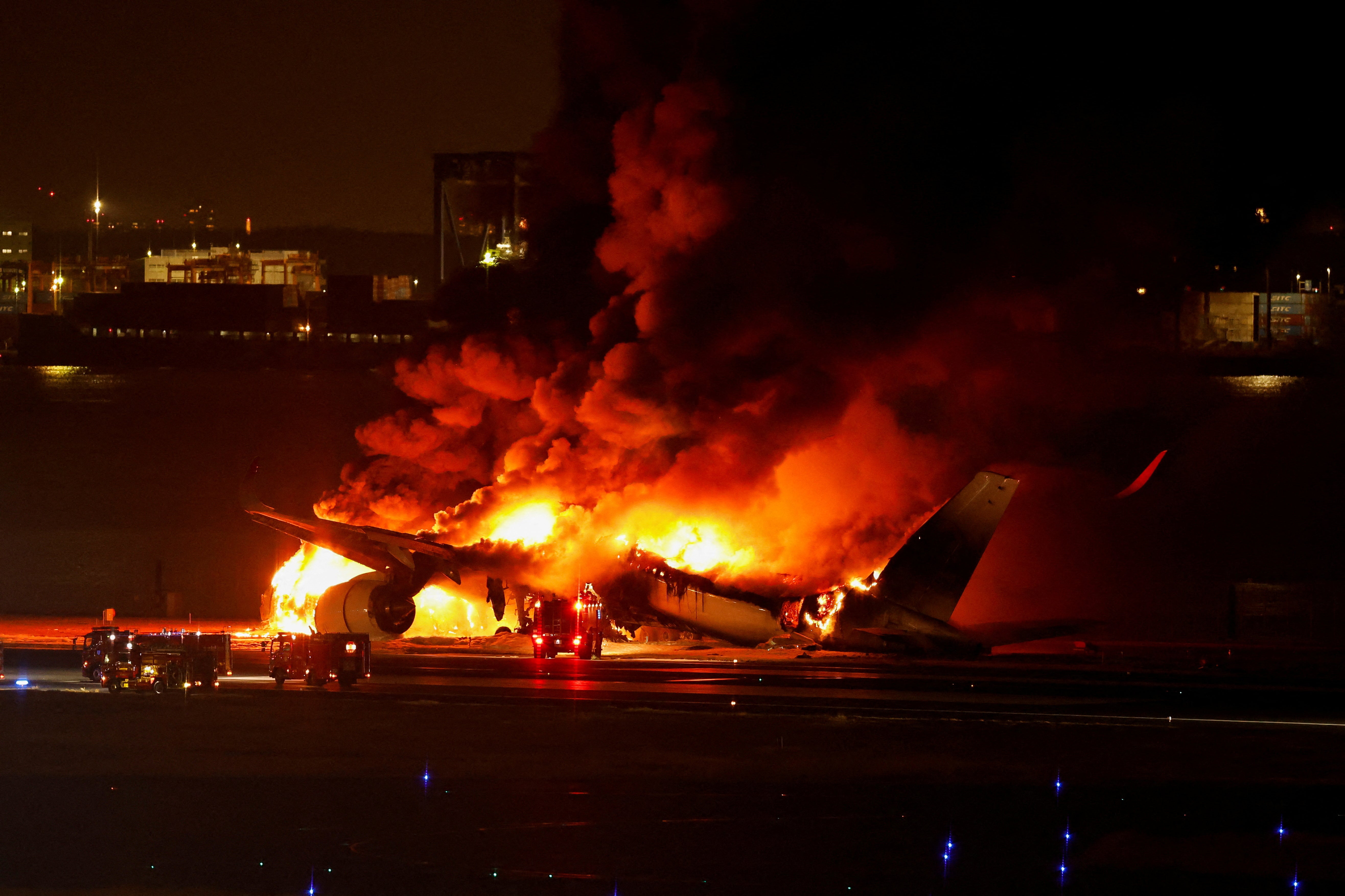 Cinco muertos tras el choque de dos aviones en Tokio que provocó un aterrizaje en llamas Cinco muertos tras el choque de dos aviones en Tokio que provocó un aterrizaje en llamas