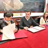 La firma se celebró en el Ayuntamiento de Cádiz