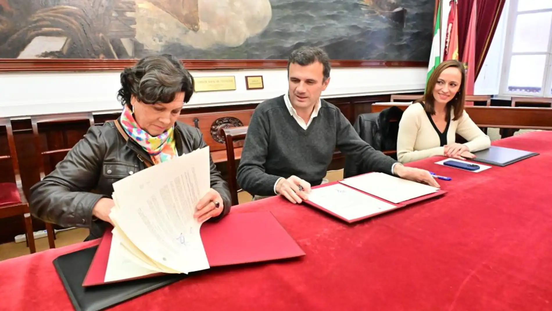 La firma se celebró en el Ayuntamiento de Cádiz