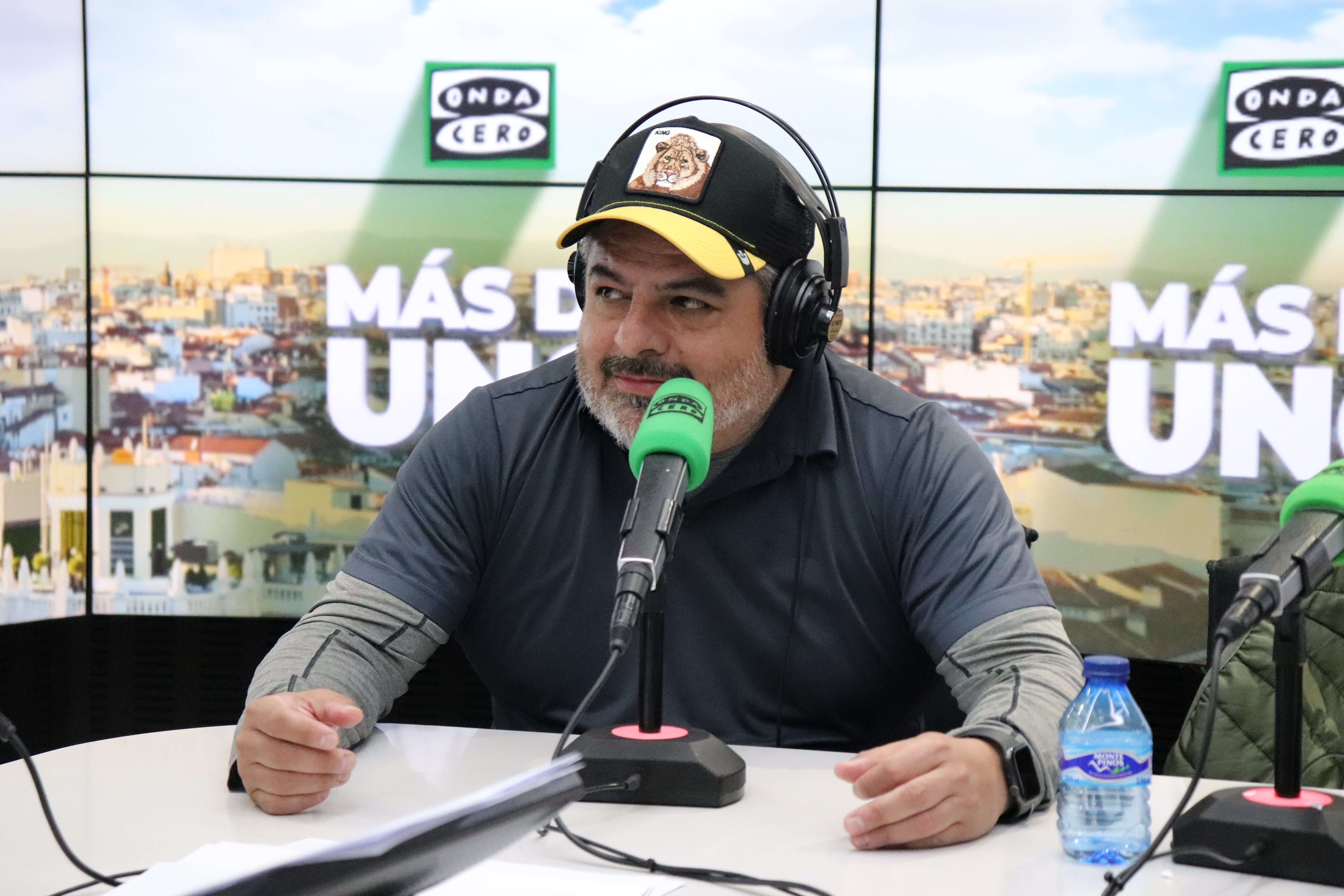 La otra cara de la Navidad: fiestas en la calle, música y droga en algunos de los barrios más conflictivos de España La otra cara de la Navidad: fiestas en la calle, música y droga en algunos de los barrios más conflictivos de España