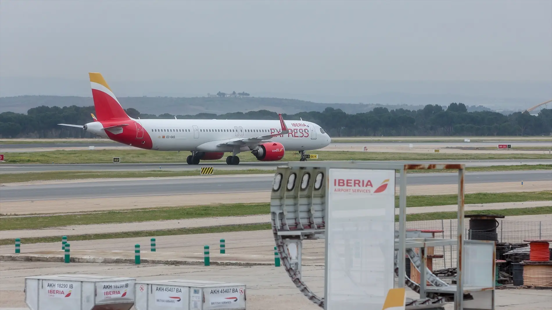 Un avión de la aerolínea Iberia en el aeropuerto Adolfo Suárez Madrid-Barajas, a 2 de enero de 2024