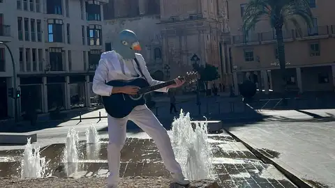 Blanco Palomo es el protagonista de la campaña del Ayuntamiento de Elche contra la alimentación humana a las palomas en las ciudades La peculiar campaña de Elche con 'Blanco Palomo' para avisar del riesgo de dar de comer a las palomas